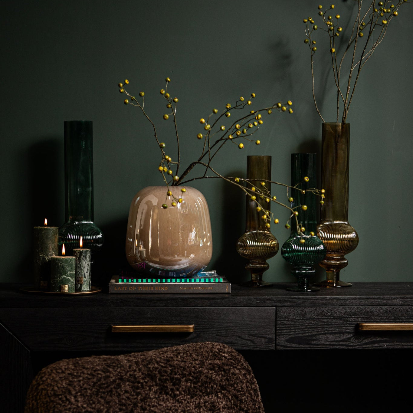 Keala Amber Round Ribbed Glass Vase On Base L Dia 15,5xH50cm PTMD - Vaas - PTMD - livinglovely.nl