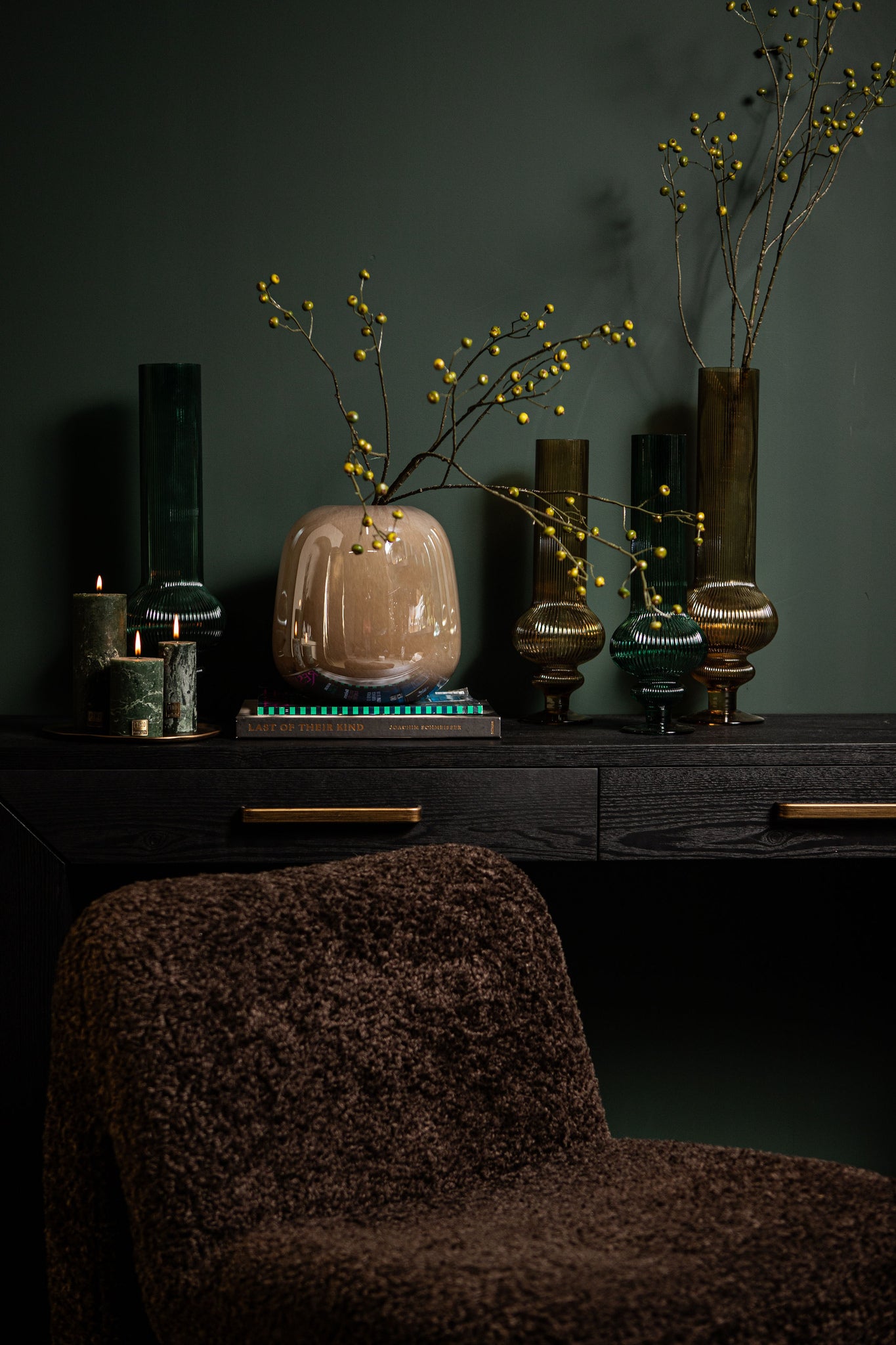 Keala Amber Round Ribbed Glass Vase On Base S Dia13,5xH40cm PTMD - Vaas - PTMD - livinglovely.nl