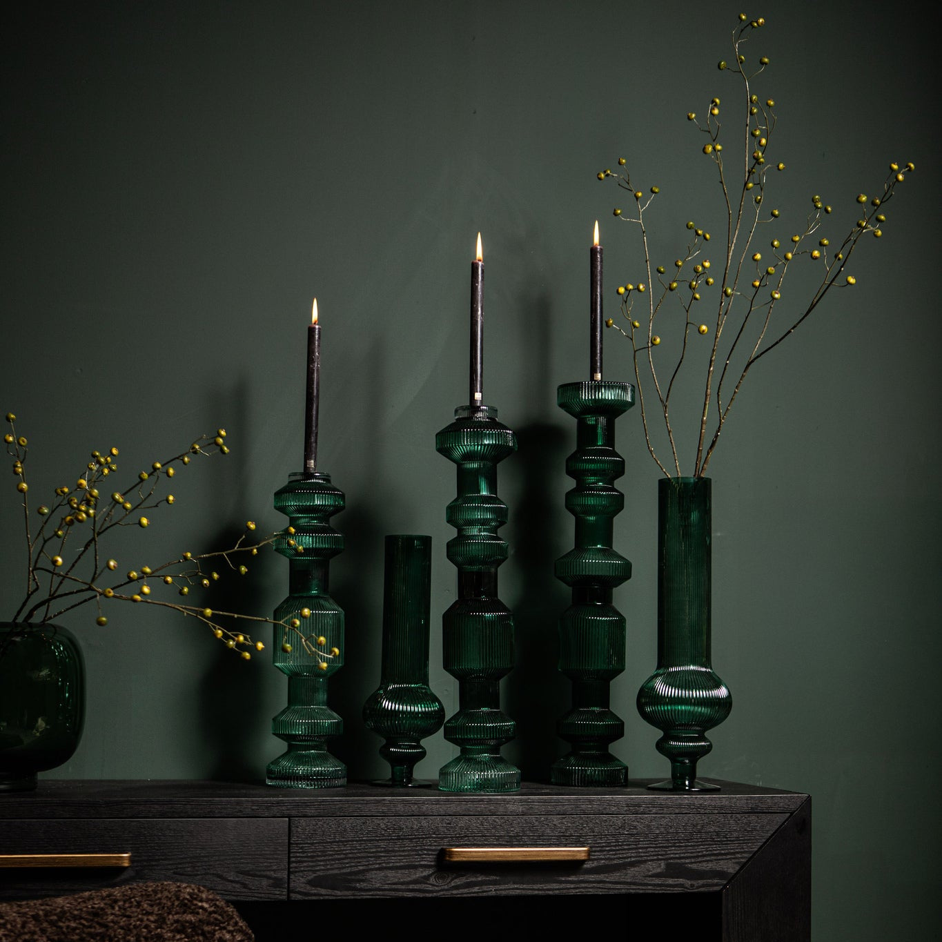 Keala Dark Green Round Ribbed Glass Vase On Base L Dia 15,5xh50cm PTMD - Vaas - PTMD - livinglovely.nl