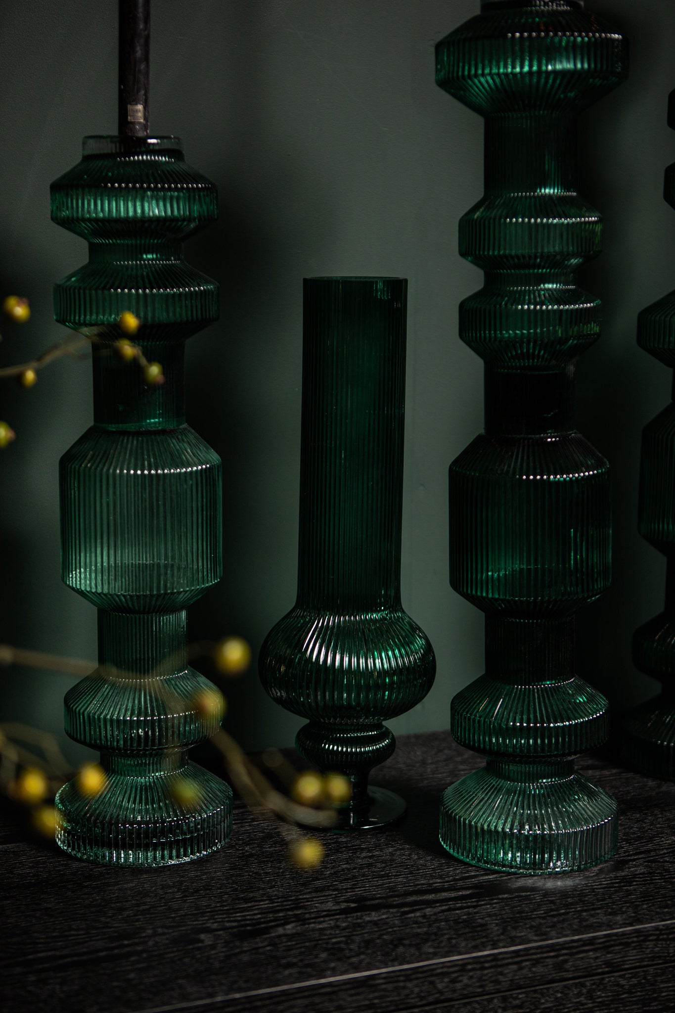 Keala Dark Green Round Ribbed Glass Vase On Base S Dia13,5xH40cm PTMD - Vaas - PTMD - livinglovely.nl