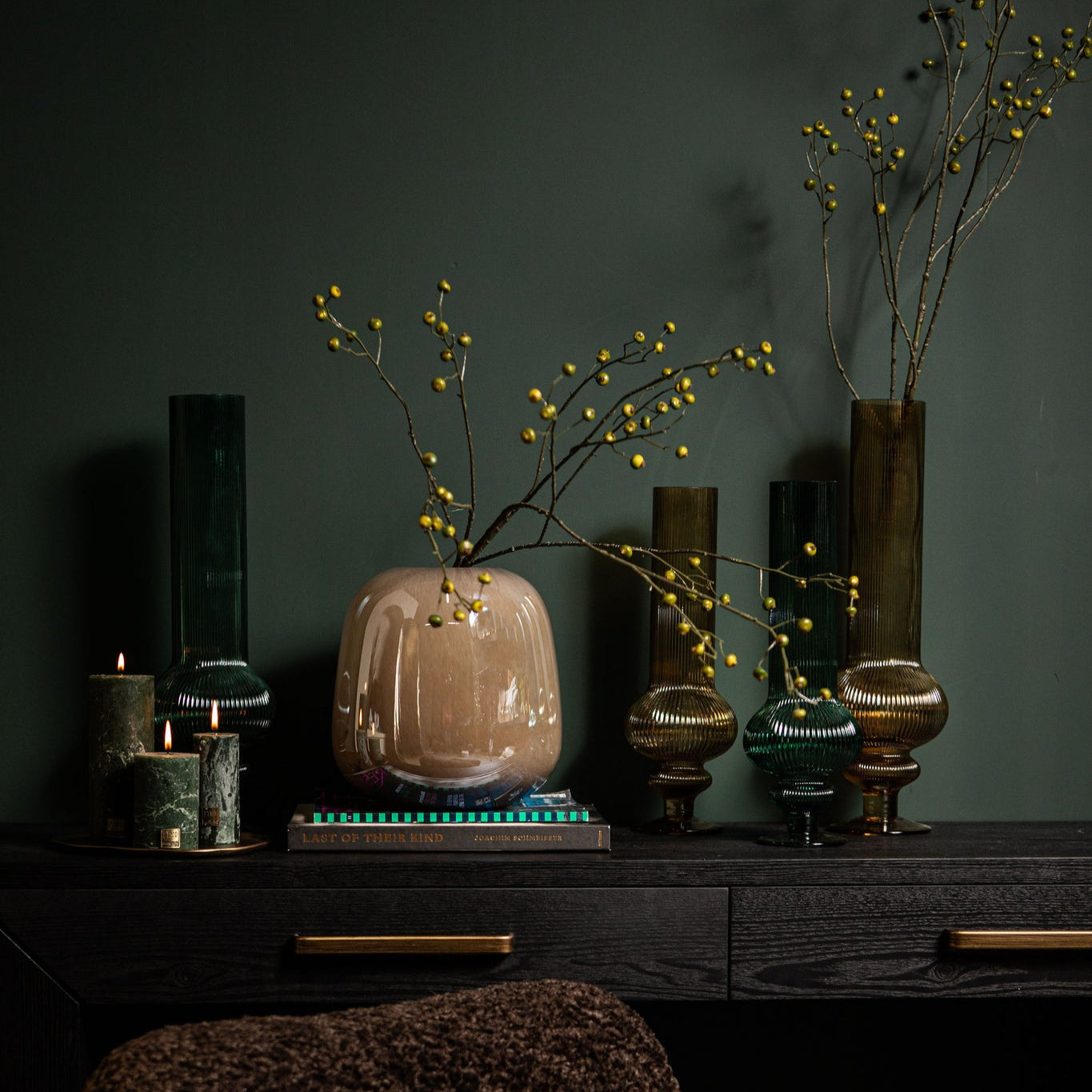 Keala Dark Green Round Ribbed Glass Vase On Base S Dia13,5xH40cm PTMD - Vaas - PTMD - livinglovely.nl