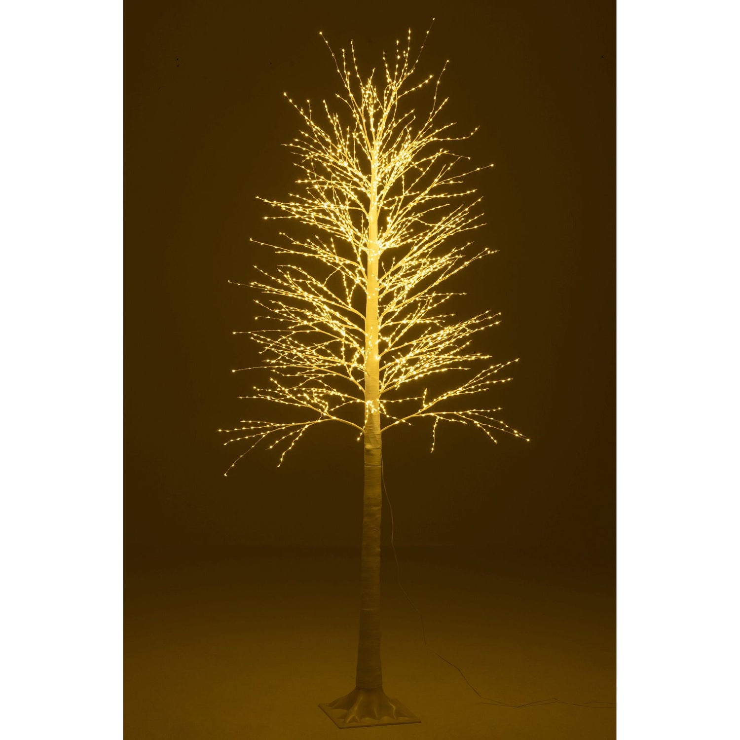 Kerstboom 3000 Led Plastiek Wit Large H210cm van J-Line, witte kerstboom van plastiek, in een feestelijk gestylede setting