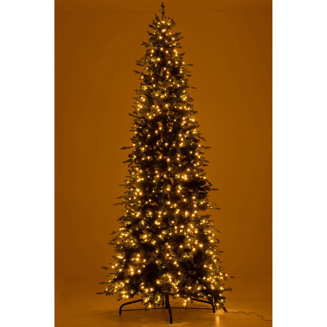 Kerstboom 900 Led Kunstmatig Donkergroen Large H320cm van J-Line, vanuit een andere hoek gefotografeerd