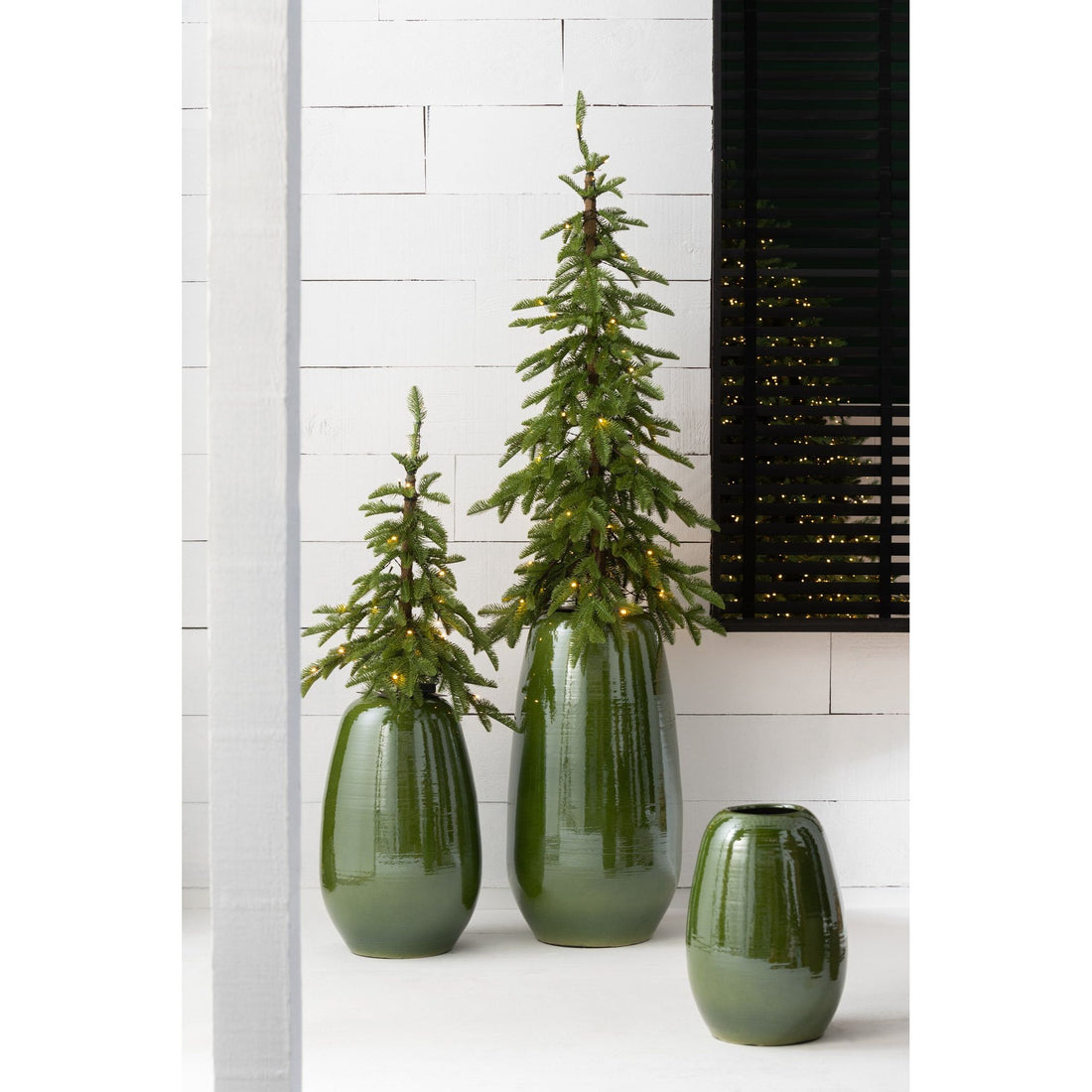 Kerstboom+Led Kunststof Groen Large H170cm van J-Line, groene kerstboom van kunststof, vanuit een andere hoek gefotografeerd