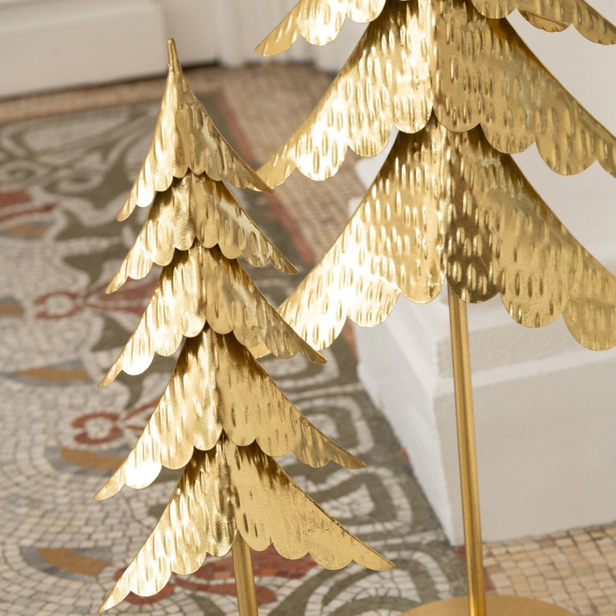 Gouden metalen kerstboom op stam van J-Line gestyled in een feestelijk interieur