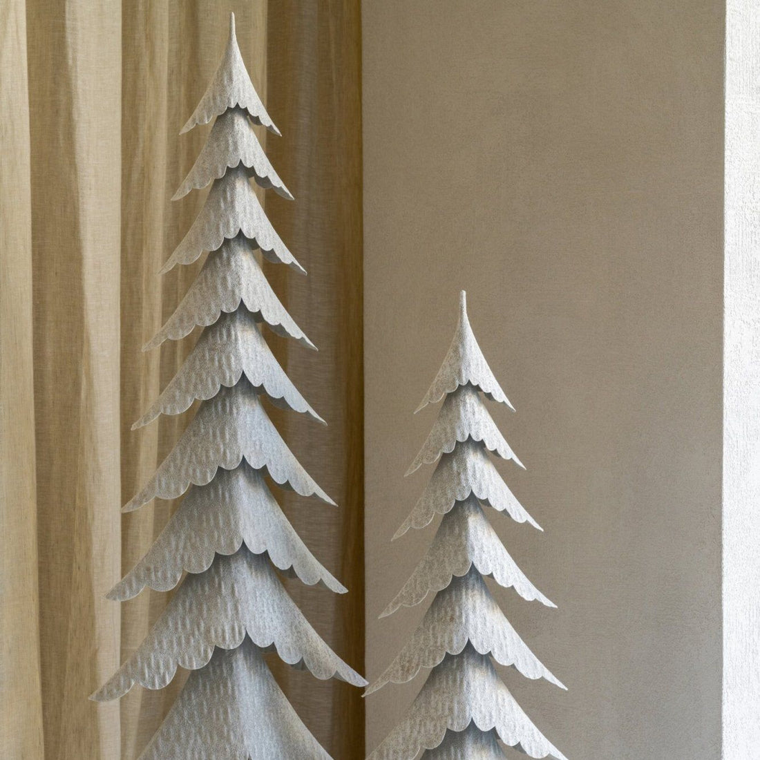 Grote witte kerstboom op stam van J-Line gestyled in een licht interieur