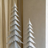 Grote witte kerstboom op stam van J-Line gestyled in een licht interieur