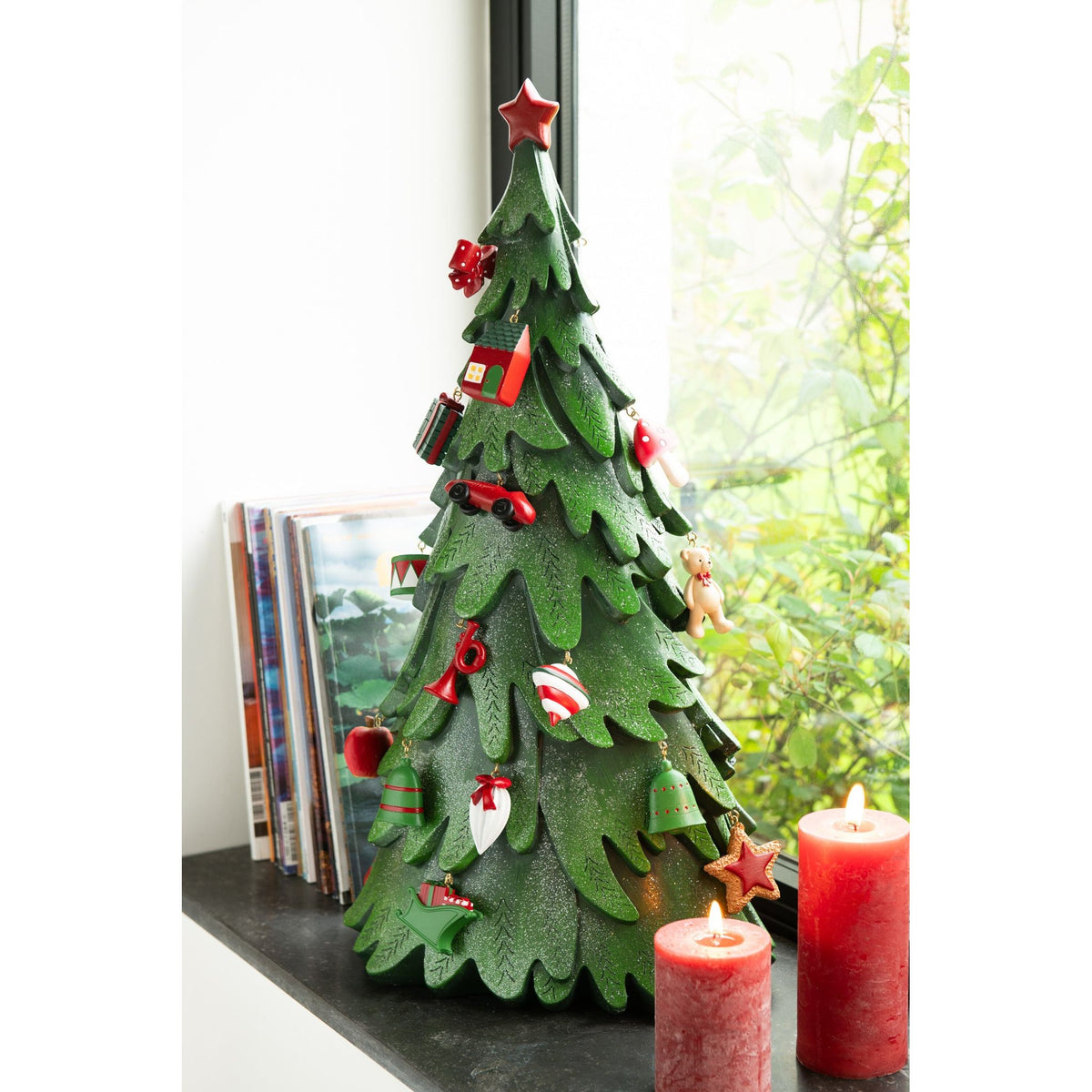 Kerstboom Ornamenten Resine Mix Large H63cm van J-Line, vanuit een andere hoek gefotografeerd
