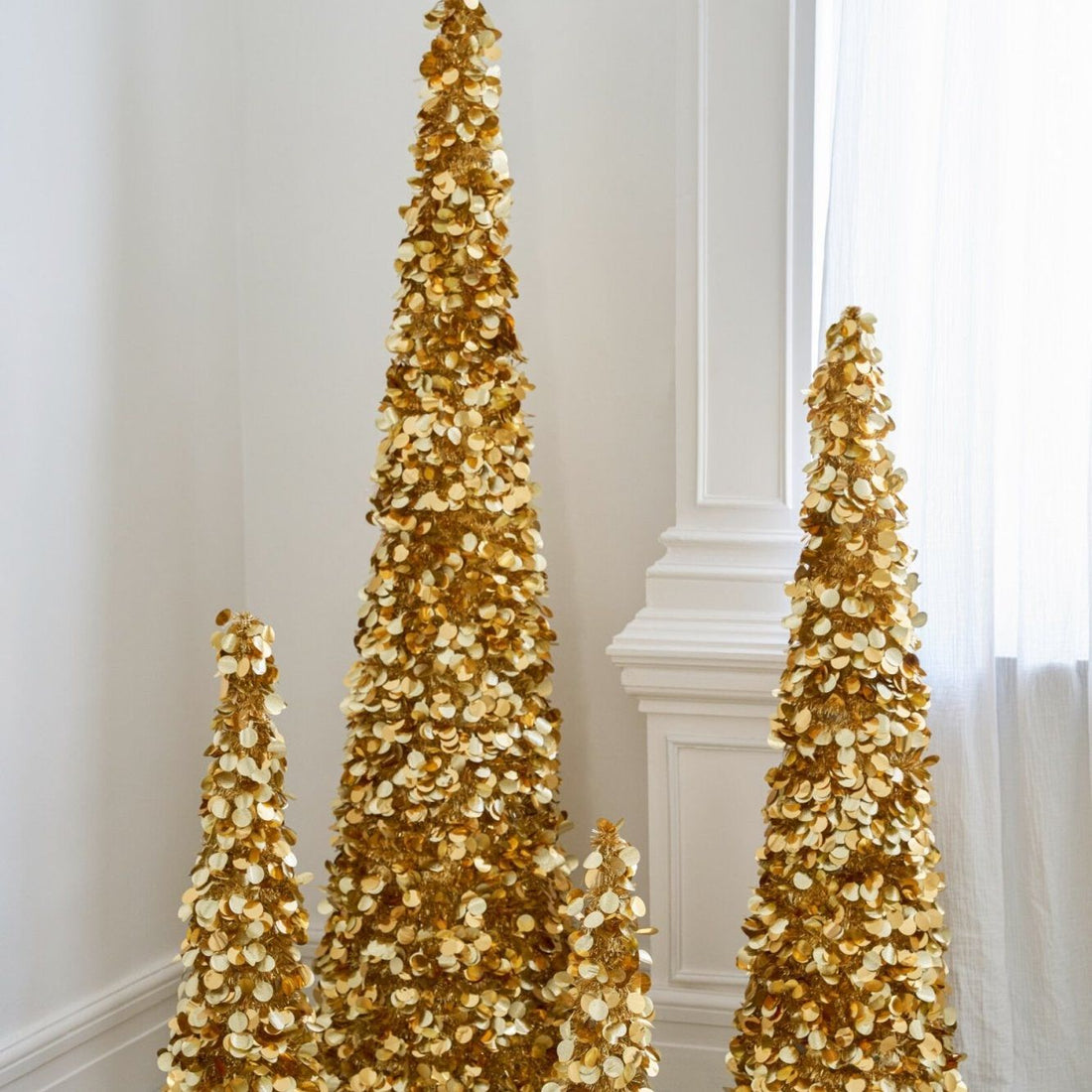 Gouden Sparkling kerstboom van 180cm van J-Line in een woonkamer met warme verlichting