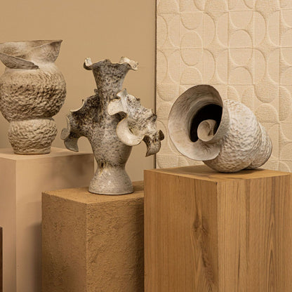 Kery vaas large van PTMD gestyled op een tafel, crèmekleurige sculpturale vaas