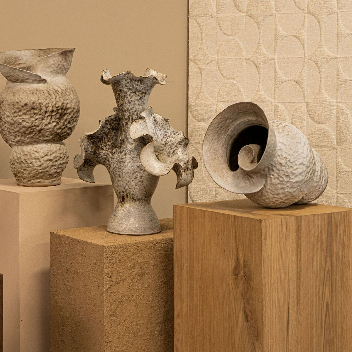 Kery vaas van PTMD gestyled op een tafel, crèmekleurige sculpturale vaas