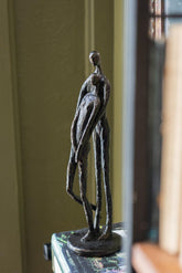 Koppel Poly Donkerbruin - Beeld - J-Line - livinglovely.nl