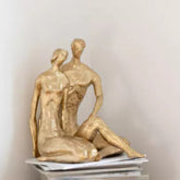 Koppel Zittend Resine Goud - Beeld - J-Line - livinglovely.nl