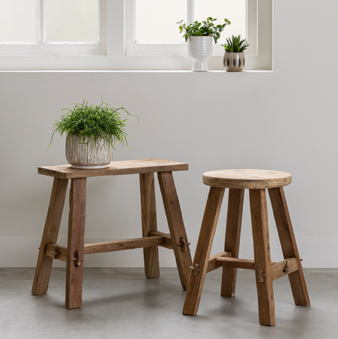 Kruk Antiques Agung van MUST Living gestyled in een warme woonkamer