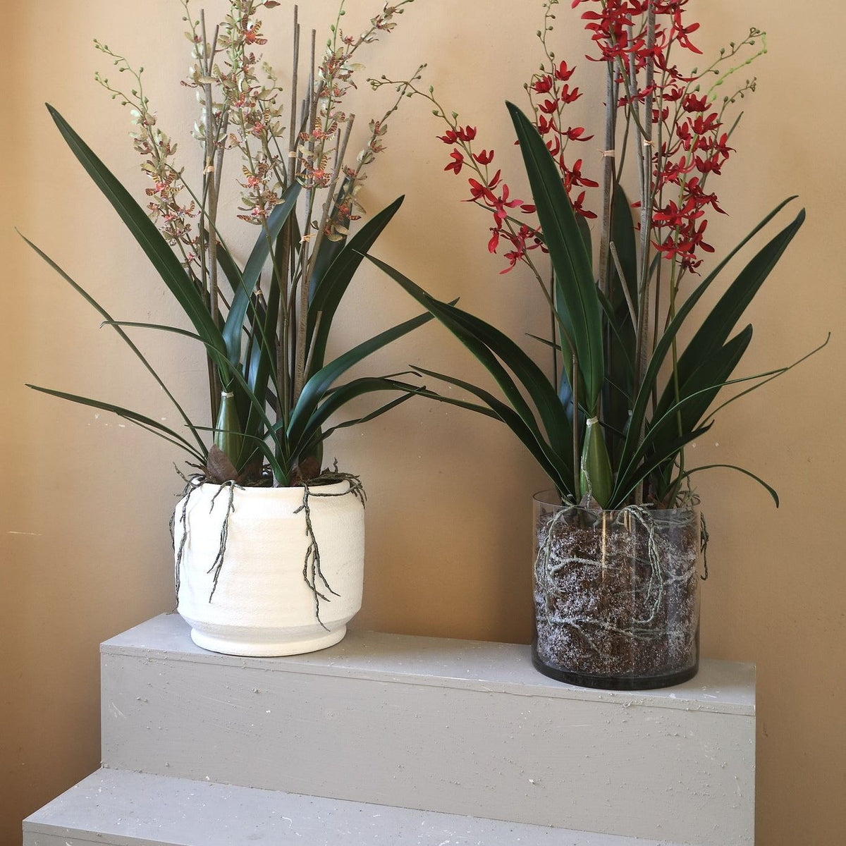 Renanthera kunstorchidee van PTMD in groen gestyled in een rustig interieur