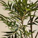 Detail van de bladkransen van de grote Mahonia Fortunei kunstboom van PTMD