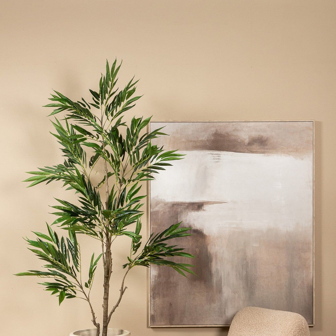 Kunst ficus benjamina van PTMD in een woonkamer met hoge ramen