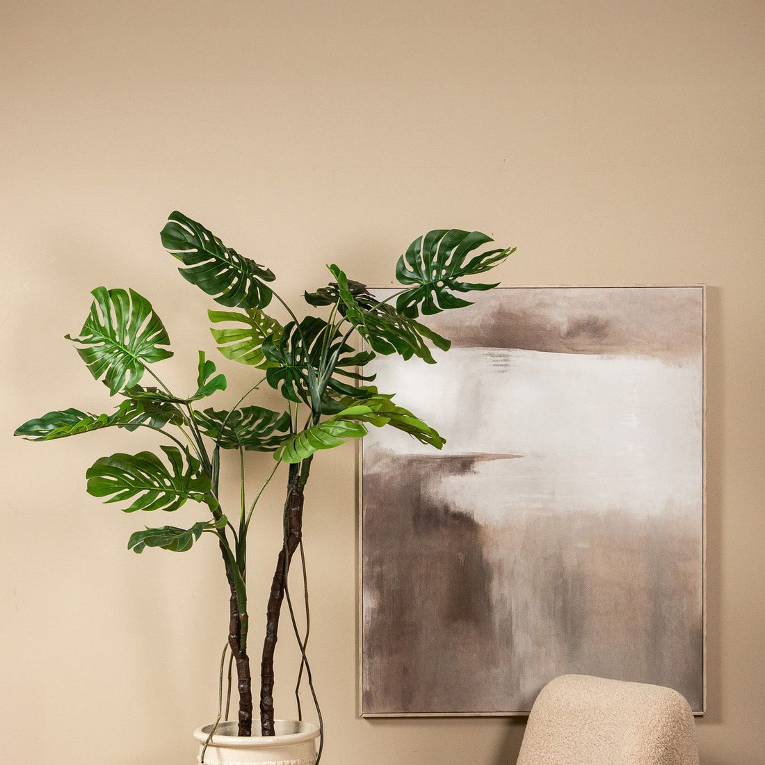 Kunst monstera van PTMD met grote bladeren in een woonkamer