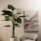 Grote kunstphilodendron van PTMD in zwarte pot in een lichte woonkamer