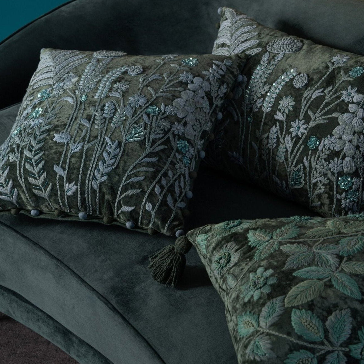 Kussen Bladeren + Bloemen Vierkant van J-Line, dessin met bladeren en bloemen in groen en turquoise, detail van de stof