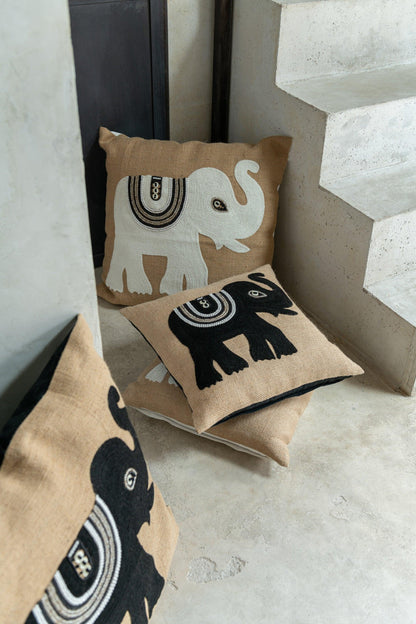 Kussen Olifant Textiel Naturel/Zwart Small - Kussen - J-Line - livinglovely.nl