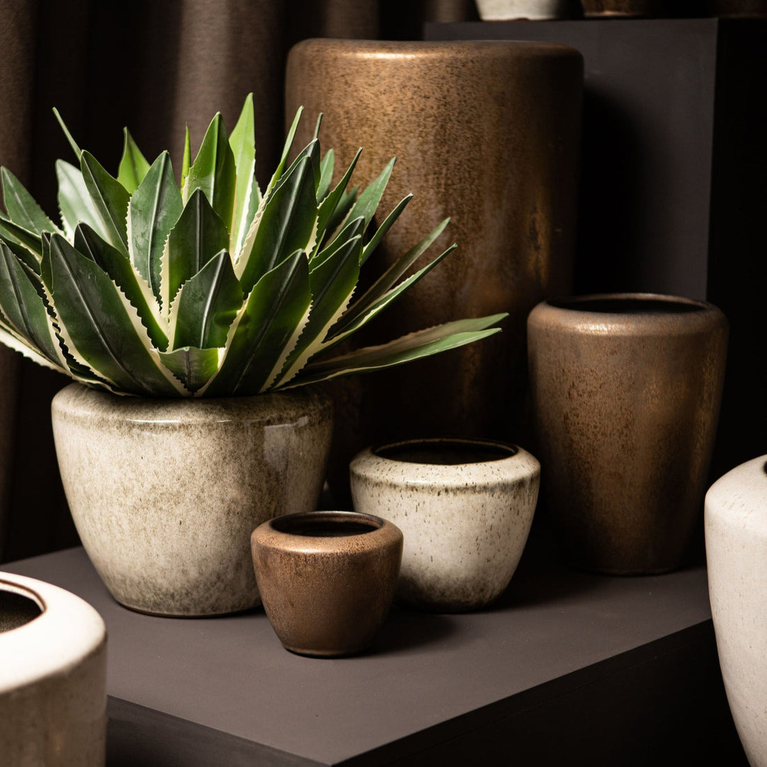 Kyleigh Bronze Round Ceramic Pot Smooth High XL - - PTMD - livinglovely.nl