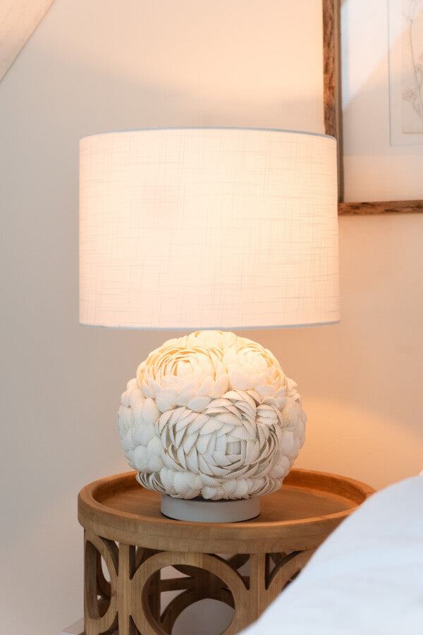 Lampe Shell White Large - Tischleuchte - J-Line - livinglovely.de