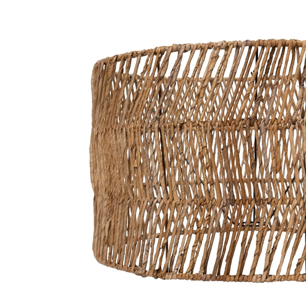 Lampenkap Es Cubells van MUST Living in een leeshoek naast een fauteuil