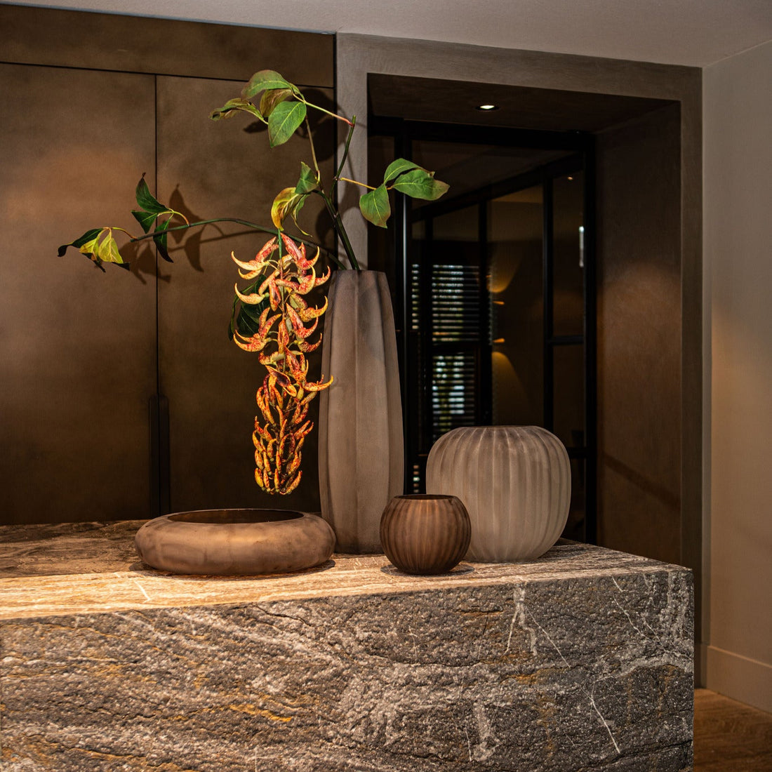 Levente Sand Carved Glass Round Vase Ribbed Low dia26cmx30cm PTMD - Vaas - PTMD - livinglovely.nl