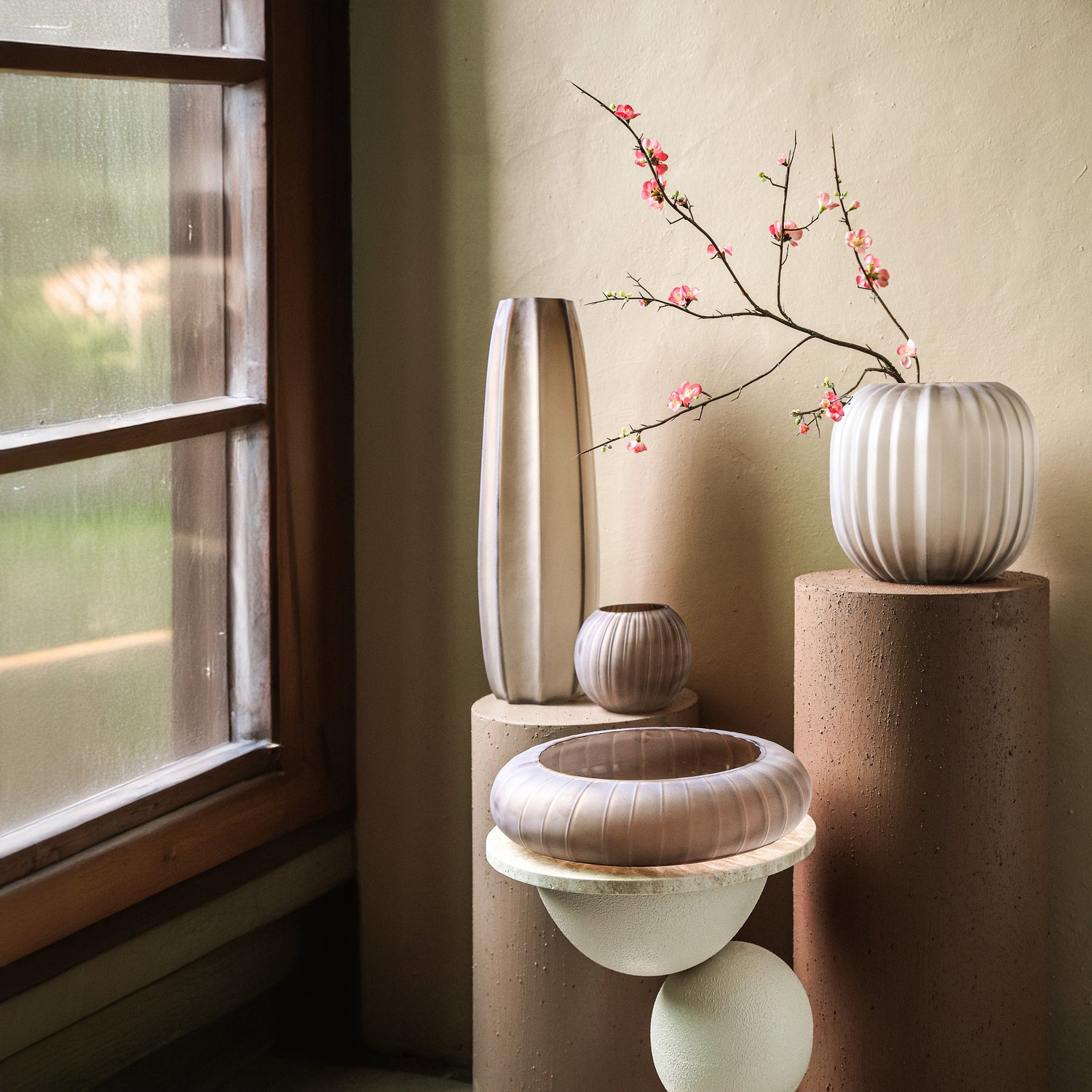 Levente Sand Carved Glass Round Vase Ribbed Low dia26cmx30cm PTMD - Vaas - PTMD - livinglovely.nl