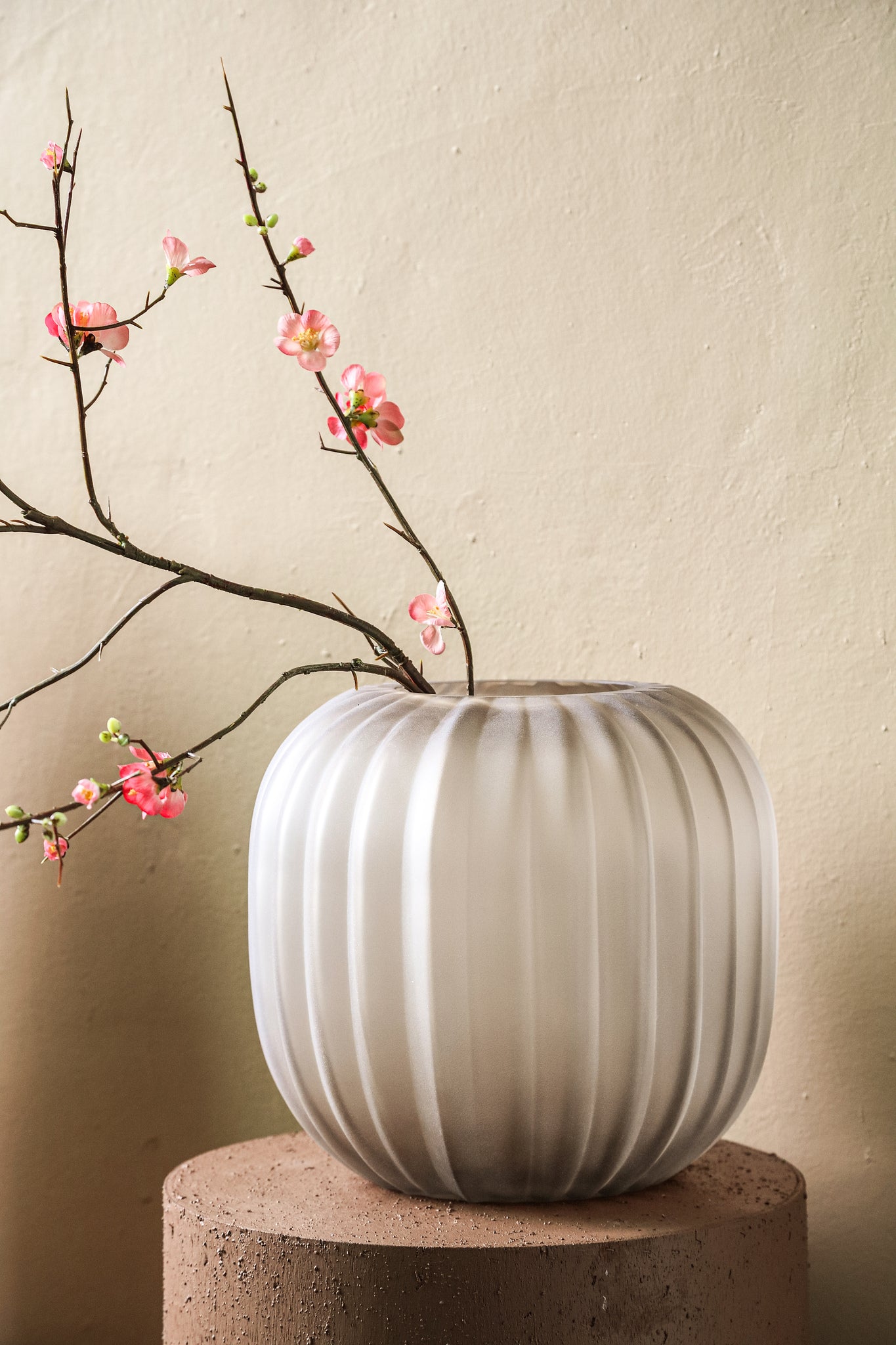 Levente Sand Carved Glass Round Vase Ribbed Low dia26cmx30cm PTMD - Vaas - PTMD - livinglovely.nl