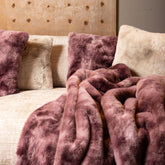 Linde Kussen Burgundy Fluweel 45x45cm van PTMD, sfeerbeeld met burgundy kussens en plaid voor een getuft hoofdbord