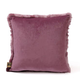 Linde Kussen Burgundy Fluweel 45x45cm van PTMD, achterkant van het burgundy kussen met fluweel en PTMD label