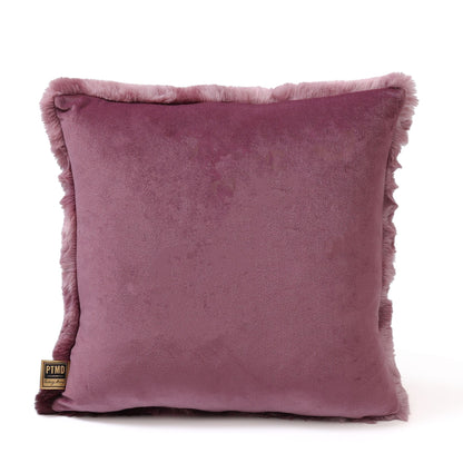 Linde Kussen Burgundy Fluweel 45x45cm van PTMD, achterkant van het burgundy kussen met fluweel en PTMD label