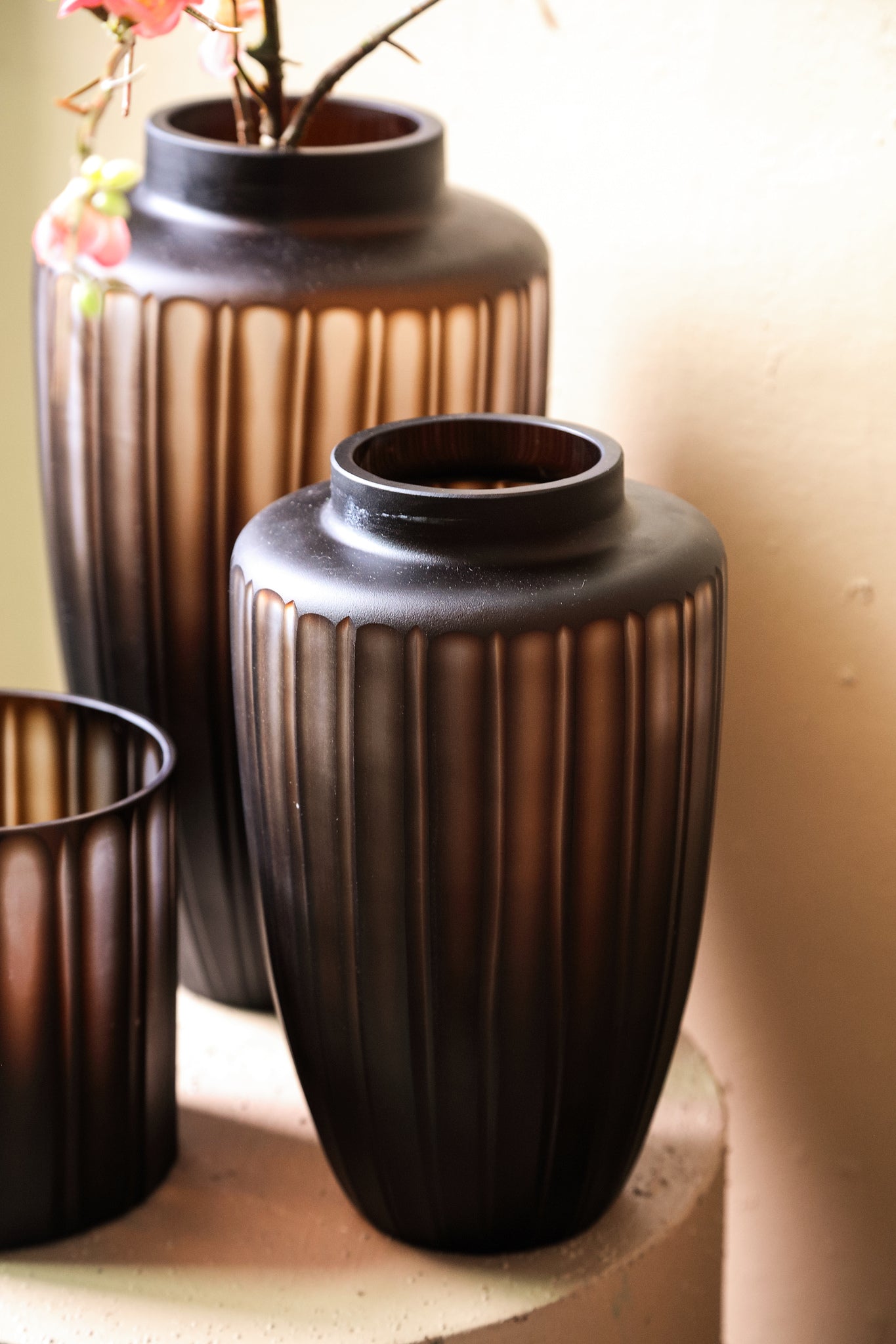 Linesa Brown Carved Glass Shaped Vase Matt LDia 19xh33cm PTMD - Vaas - PTMD - livinglovely.nl