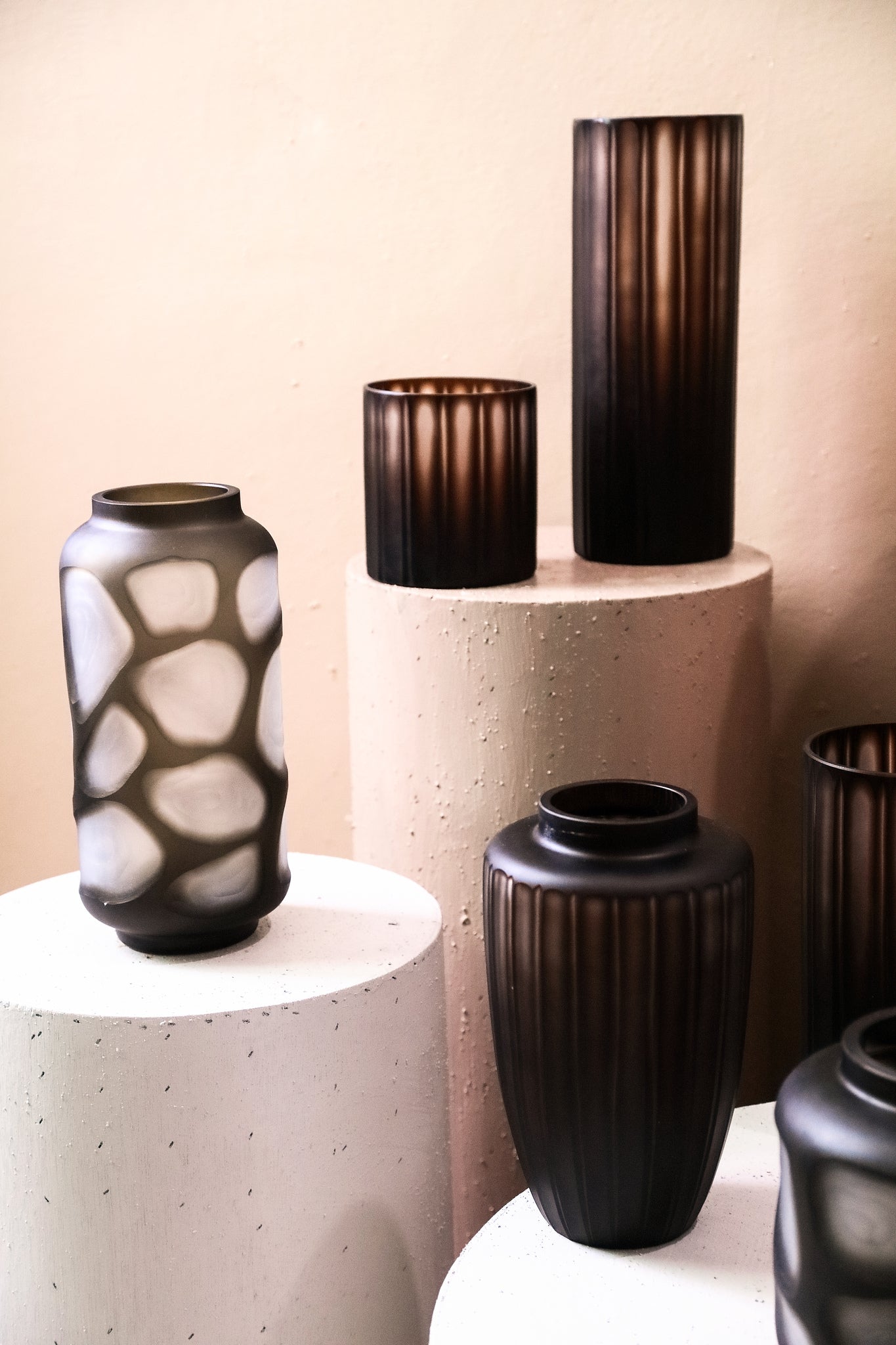 Linesa Brown Carved Glass Shaped Vase Matt LDia 19xh33cm PTMD - Vaas - PTMD - livinglovely.nl