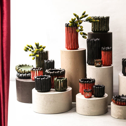 Luci Black Ceramic Vase Ribbed Round L van PTMD in een sfeervolle interieursetting