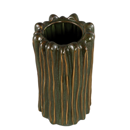 Luci Dark Green Ceramic Vase Ribbed Round L van PTMD, detail van het ribbelpatroon