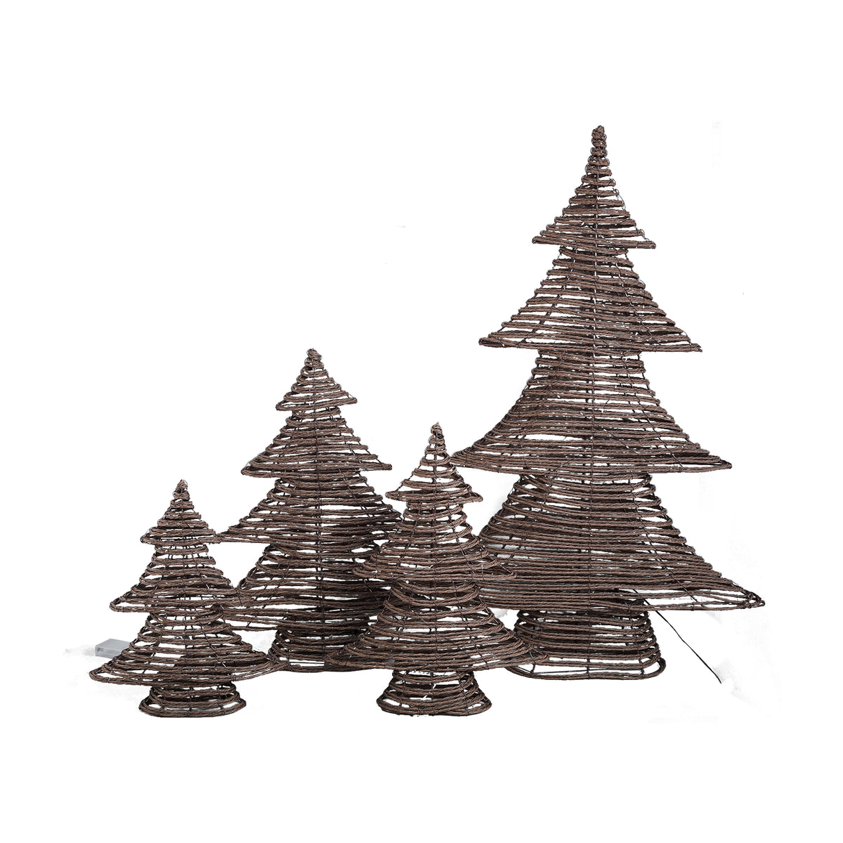 Lucis Kerstboom LED Donkerbruin XL van PTMD, verschillende maten kerstbomen in rotan look naast elkaar