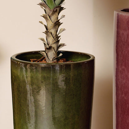 Madsen potten van PTMD in een woonsetting, donkergroene cilinderpotten met planten