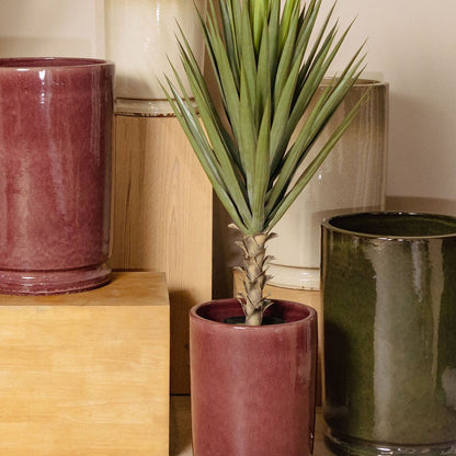Madsen potten van PTMD gestyled in een interieur, donkergroene potten in een hoek