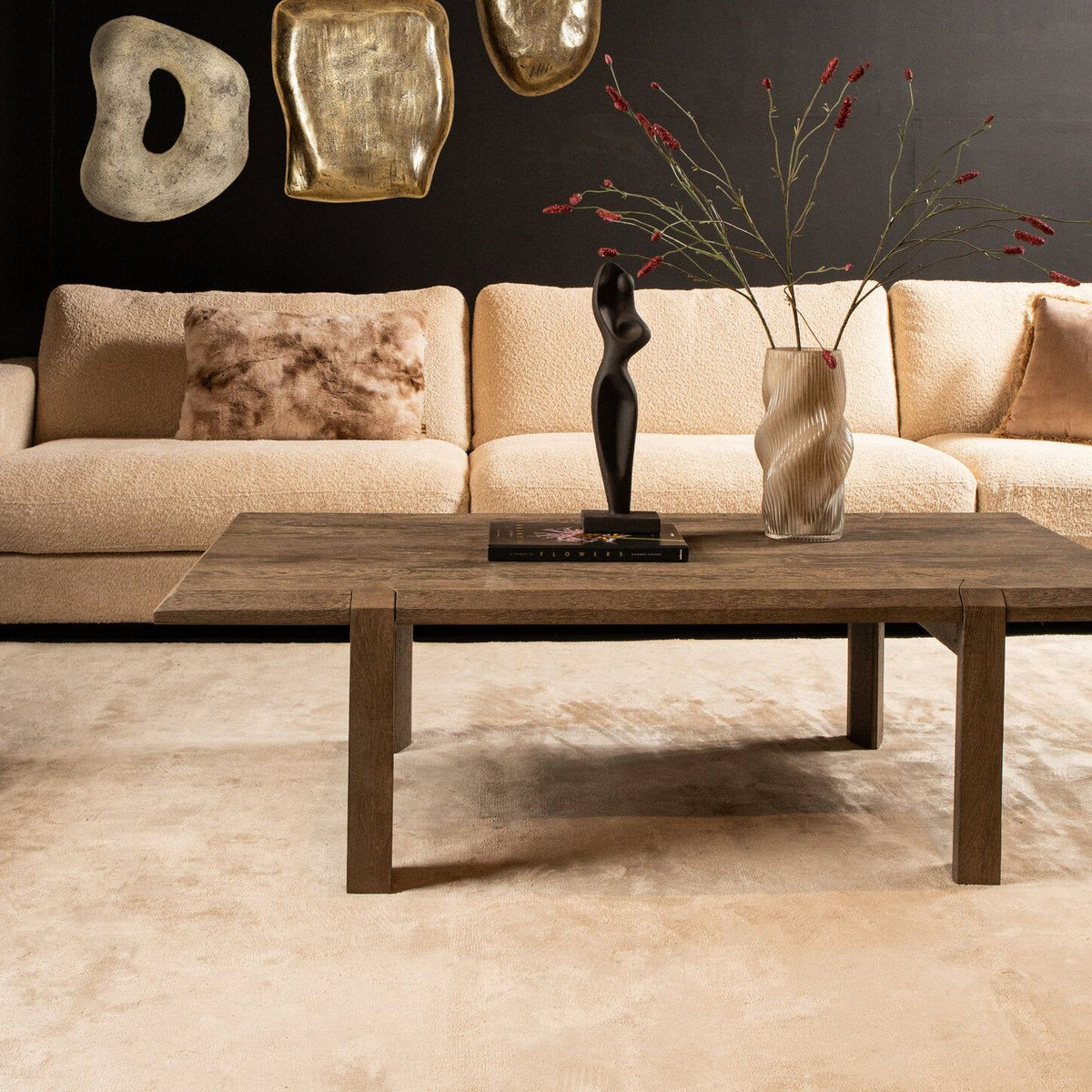 Mahniya Gold Paper Machee Organic Oval Wall Panel van PTMD, gouden wandpaneel in een sfeervolle interieursetting