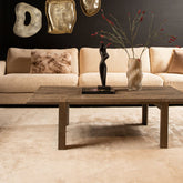 Mahniya Gold Paper Machee Organic Oval Wall Panel van PTMD, gouden wandpaneel in een sfeervolle interieursetting