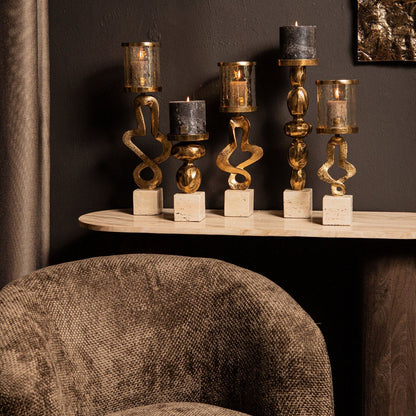 Malines Kandelaars Goud van PTMD in verschillende hoogtes op een wandplank