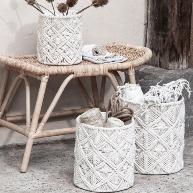 Witte macramé manden Boho van MUST Living naast elkaar gestyled in een lichte woonkamer