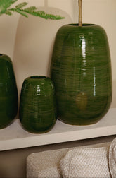 Mavric Vaas Keramiek Groen Large van PTMD, vaas gestyled in een sfeervol interieur