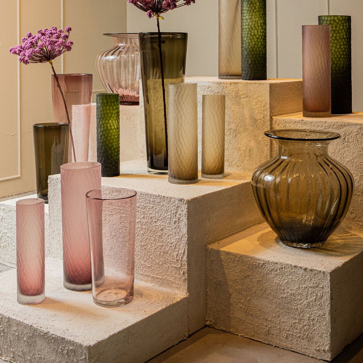 Mehran vaas van PTMD in een sfeerbeeld, roze glas met lichtinval