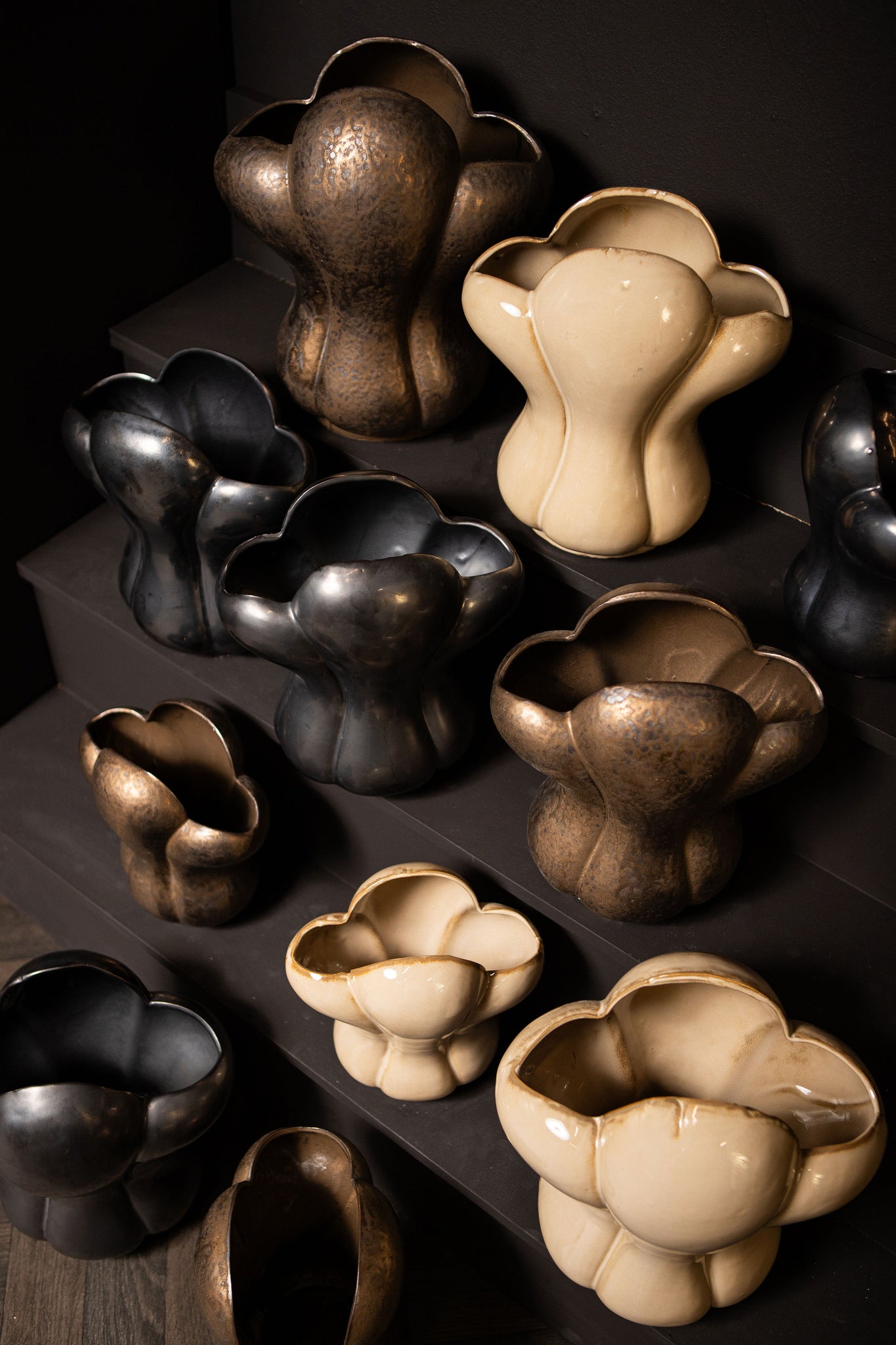 Mellie Bronze France Lily Flower Ceramic Vase M 26.x18x29cm PTMD - Vaas - PTMD - livinglovely.nl