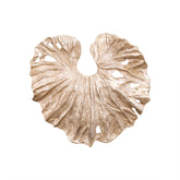 Merial Wandpaneel Lotusblad Medium van PTMD, vooraanzicht van het wandpaneel in champagne gegoten aluminium op wit