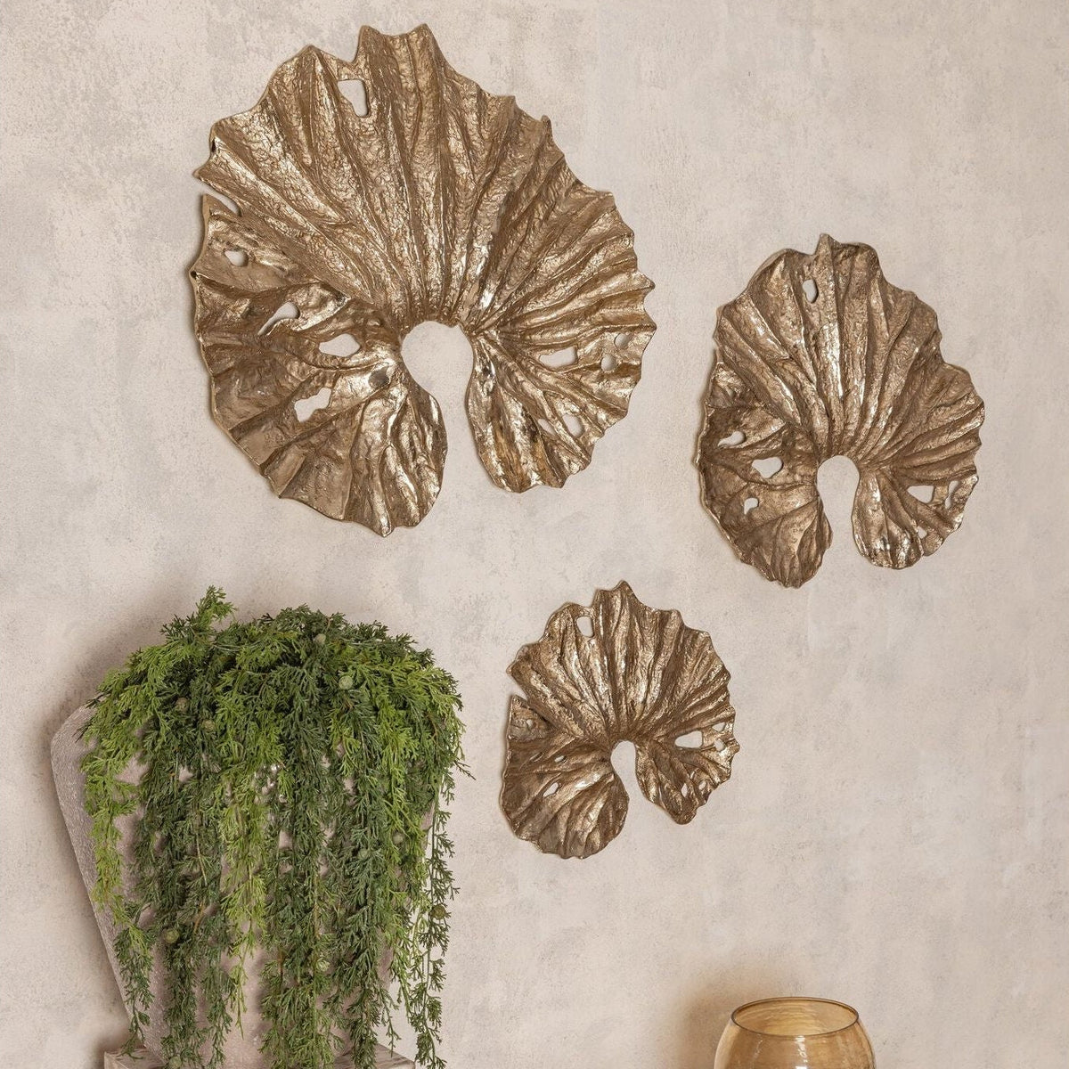 Merial Wandpaneel Lotusblad Medium van PTMD, wandpaneel in champagne gegoten aluminium gestyled in een woonsfeer